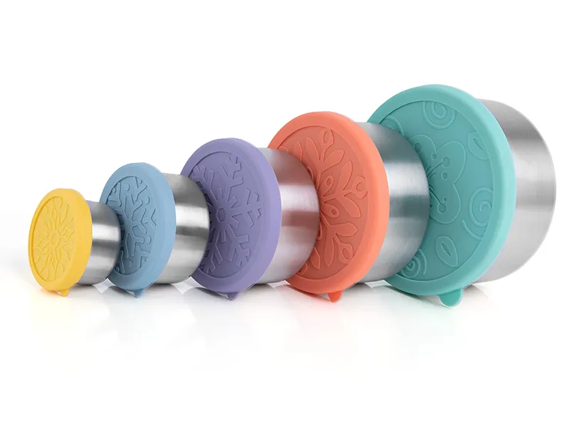 Boîtes de conservation en inox avec couvercles colorés empilées